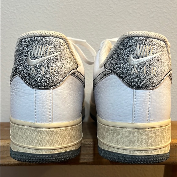 Nike Air Force 1 white leather sneaker w/ silver swish like new Men’s size 10 - Picture 4 of 7